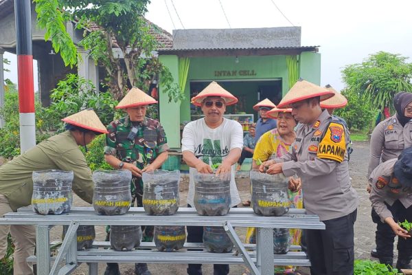 Gelorakan Swasembada Pangan Polisi Serahkan Bibit Tanaman di Tambak Kalisogo Sidoarjo