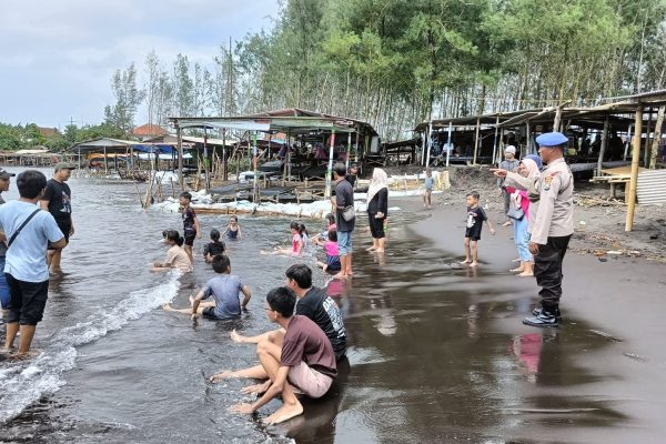 Polres Jember Siagakan Personel di Pantai Saat Ops Lilin Semeru 2024, Antisipasi Bencana Hidrometeorologi