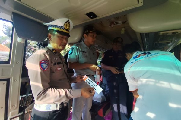 Tingkatkan Keselamatan Polres Gresik Bersama Jasa Raharja dan Dishub Gelar Ramp Check Bus Pariwisata