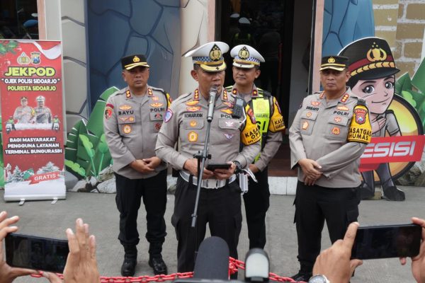 Polda Jatim Siagakan 100 Personel Gabungan di Bundaran Waru, Malam Pergantian Tahun Berjalan Lancar
