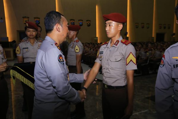 Kadivhumas Berikan Pin Brivet Kepada 10 Taruna Akpol Dengan Nilai Sertifikasi Kehumasan Terbaik