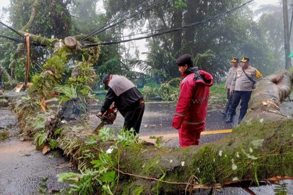 Akses Jalur Medan-Brastagi Terputus, TNI-Polri Bersinergi Lakukan Evakuasi