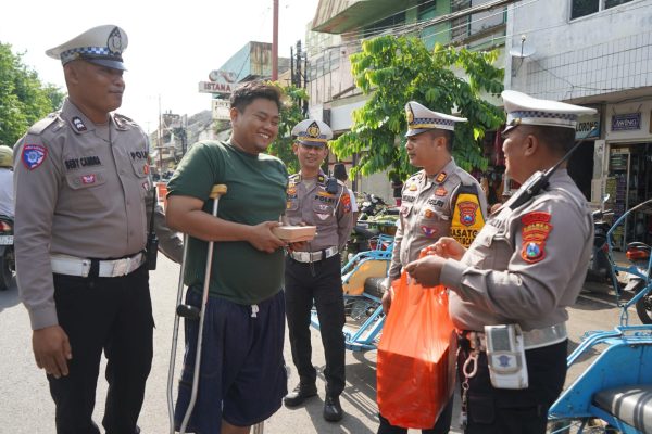 Jumat Berkah Polres Probolinggo Kota Berbagi Ratusan Nasi Bungkus di Pasar Baru