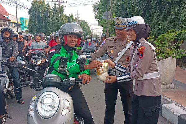 Polres Kediri Kota Berbagi Sembako di Jumat Berkah, Wargapun Sumringah