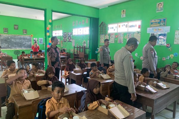 Wujudkan Asta Cita Polres Nganjuk Berbagi Makanan Bergizi di SDN 1 Wilangan