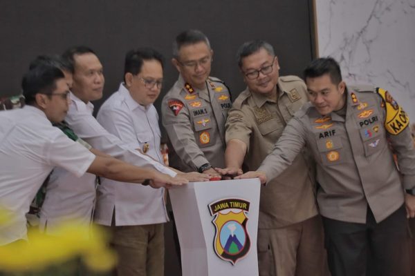 Kapolda Jatim dan Pj.Gubernur Launching Benih Jagung Merk Bhayangkara di Blitar