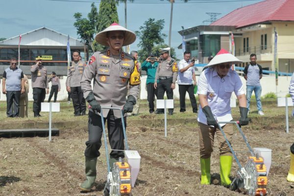 Kapolda Jatim dan Pj.Gubernur Tanam Jagung Serentak 1 Juta Hektar di Blitar Untuk Ketahanan Pangan Nasional