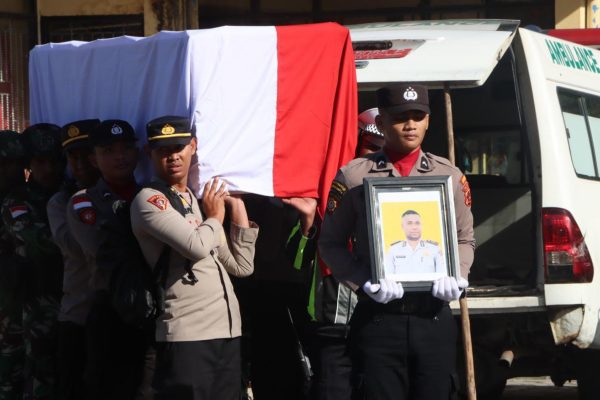 Gugur dalam Tugas, Jenazah Bripka Anumerta Ronald M. Enok Diterbangkan ke Jayapura dan Dimakamkan di Sentani