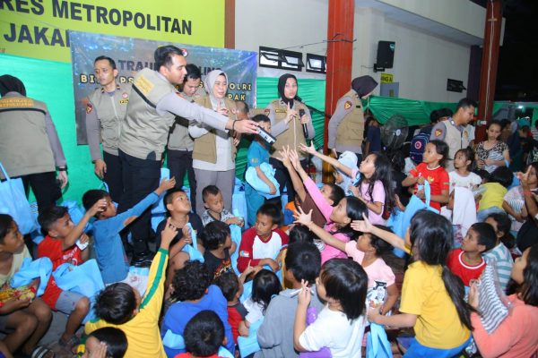 Polri Dirikan Dapur Lapangan dan Gelar Trauma Healing untuk Korban Kebakaran di Kebon Kosong