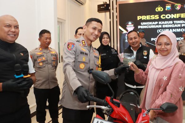 Pelaku Curanmor Ditangkap, Kapolres Ponorogo Kembalikan Motor Milik Korban