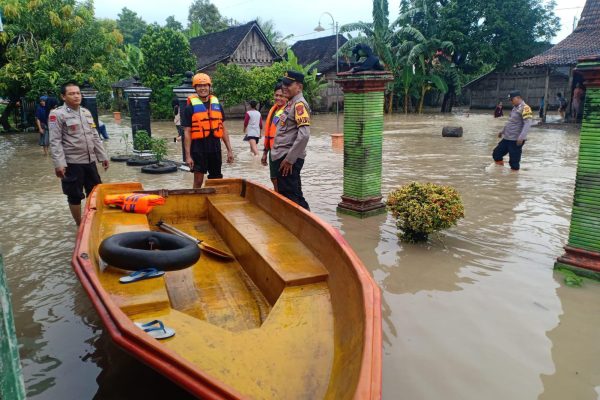 Sinergitas Polisi dan TNI Tanggap Bencana Sigap Bantu Warga Terdampak Banjir di Ngawi