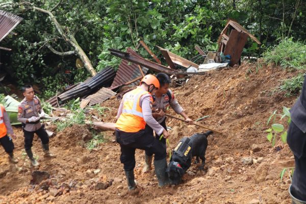 Tim K-9 Polda Jateng Berhasil Temukan Jenazah Bayi 5 Bulan yang Tertimbun Tanah Longsor