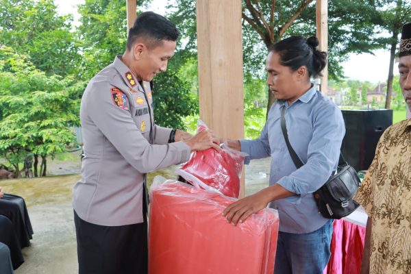 Kolaborasi Polisi dan TNI Bantu Warga Terdampak Longsor di Ponorogo