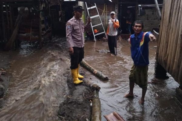 Polres Kediri Gercep Tangani Banjir, Pasang Police Line di Jembatan Putus Untuk Keselamatan Warga