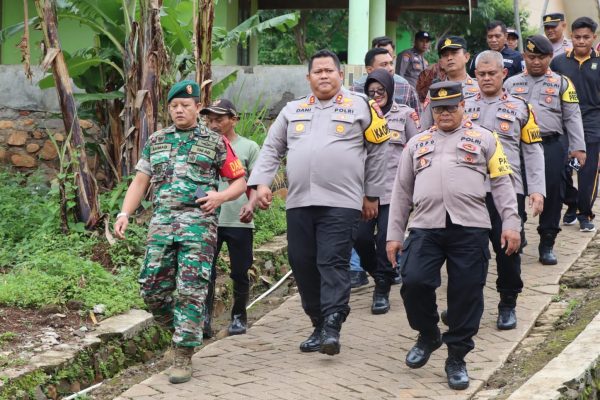 Polres Pasuruan Salurkan Bantuan untuk Korban Pergeseran Tanah di Purwodadi
