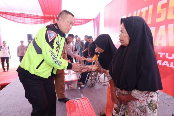 Patroli Jarak Jauh Naik Motor Kapolda Jatim Beri Bantuan Sembako Untuk Warga di Malang