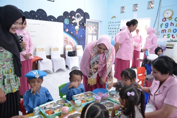 Ketua YKB Jatim Salurkan Makan Bergizi Gratis di Situbondo dan Bondowoso