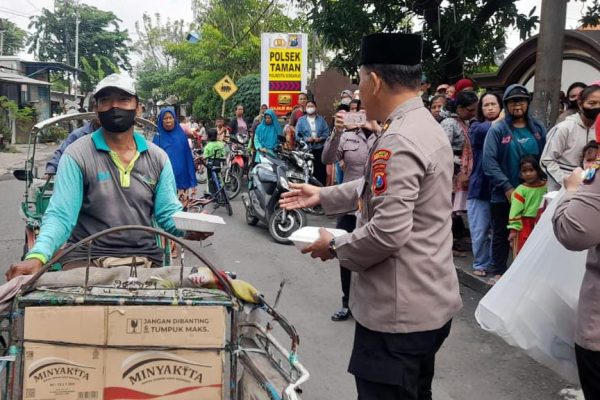 Jumat Berkah, Polisi Berbagi Nasi Kotak untuk Warga di Sidoarjo