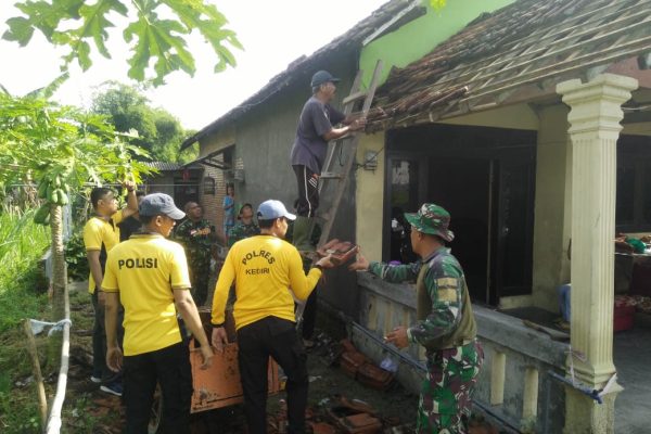 Sinergitas Polisi bersama TNI di Kediri, Gelar Baksos Bantu Warga Terdampak Bencana Alam