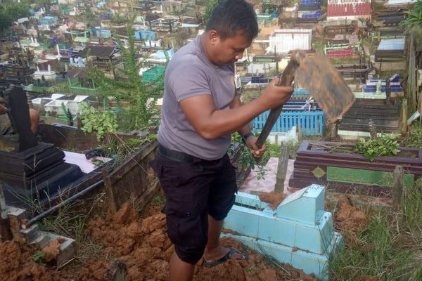 Kisah Bripka Joko Hadi, Polisi yang Mengabdikan Diri sebagai Penggali Kubur Gratis untuk Warga Kurang Mampu