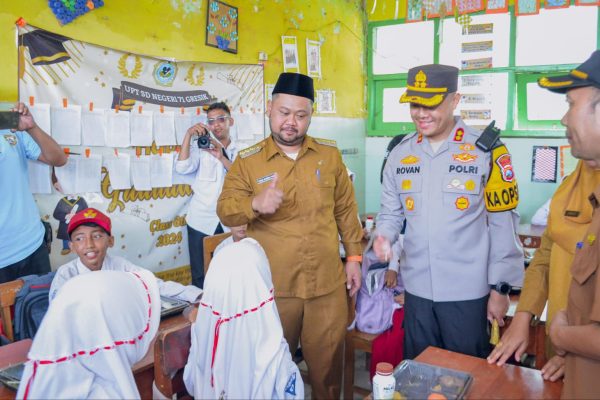 Kapolres Gresik dan Bupati Berbagi Makan Bergizi untuk Pelajar Sekolah Dasar