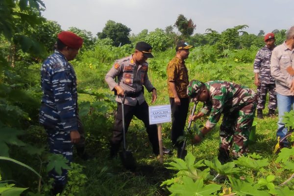 Sinergitas Polres Probolinggo Bersama TNI Lestarikan Lingkungan Tanam Pohon di Gunung Bentar