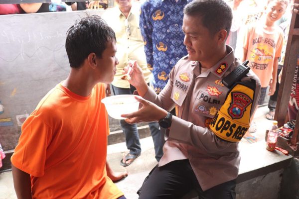 Polisi Peduli, Kapolres Gresik Lepas Rantai ODGJ dan Bantu Pengobatan