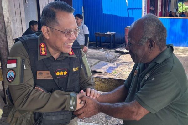 Perkuat Sinergi, Kasatgas Humas Ops Damai Cartenz Silaturahmi dengan Ketua Dewan Adat Pegunungan Bintang