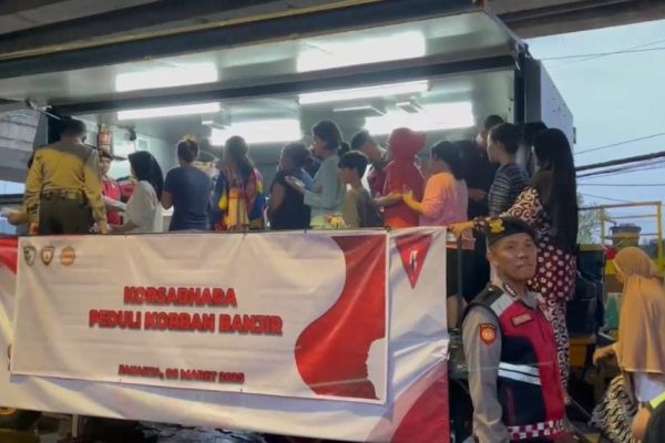 Dirikan Dapur Lapangan, Polri Bagikan 500 Porsi Makanan untuk Korban Bajir Rawajati