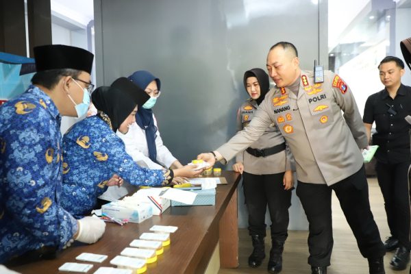 Tegas dan Bersih: 39 Pejabat Utama Polresta Malang Kota Jalani Tes Urine Usai Upacara Kebangkitan Nasional